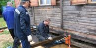 Installation of a wooden house on a new foundation