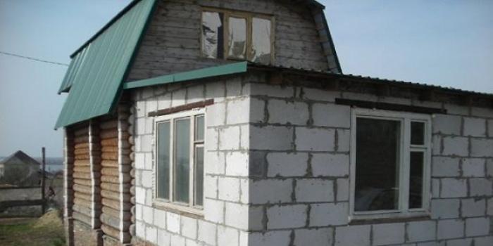 عمل امتداد لمنزل ريفي: الأساس والجدران والسقف