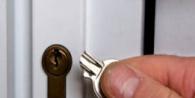 Hvad skal man gøre, hvis en nøgle sidder fast i låsen?